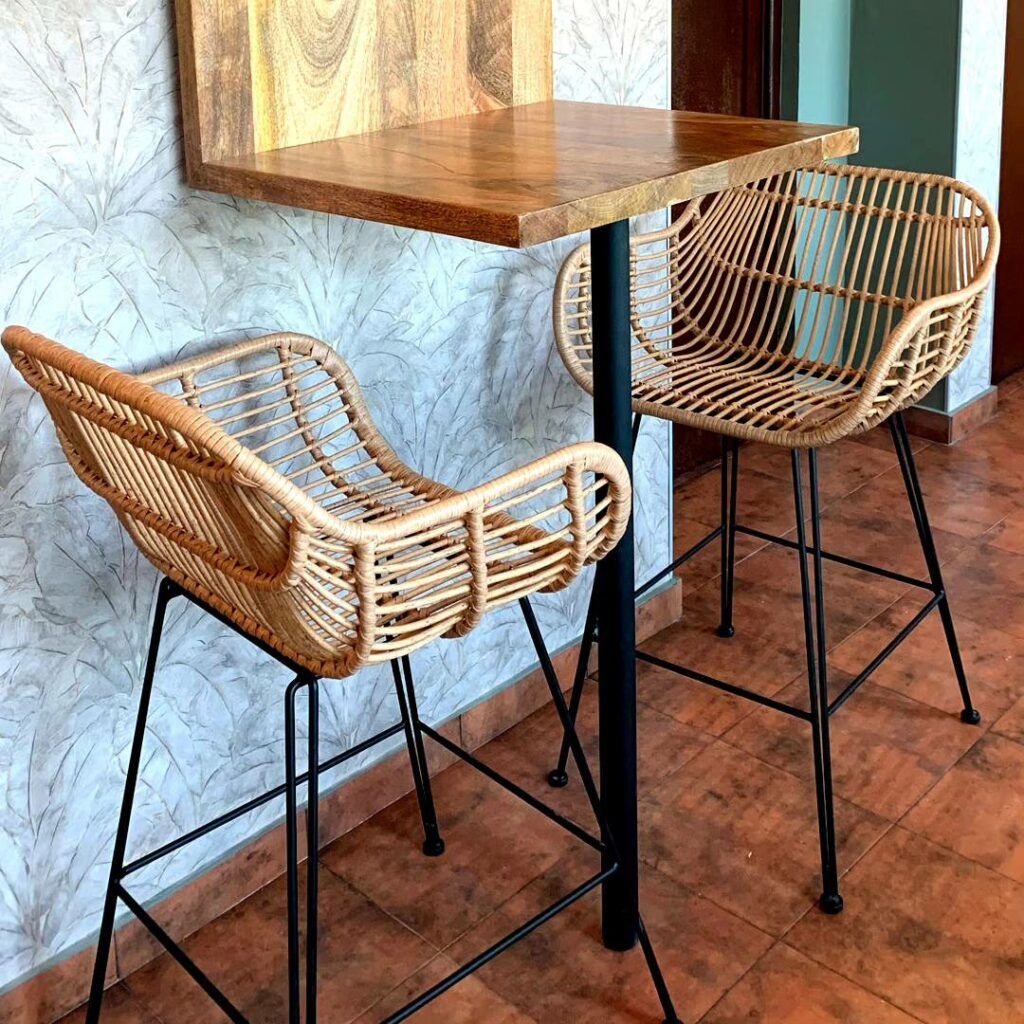 mesas altas y taburetes para hostelería